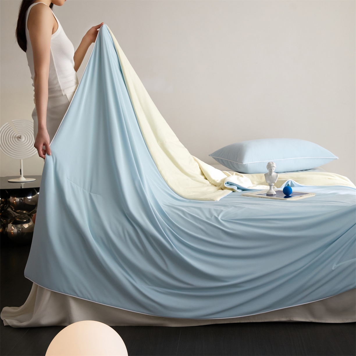 91家纺网 家纺一手货源 找家纺 头等舱 2026新款凉感仿锦氨&针织A类8%绵羊毛双感夏被（模特图） 浅蓝米