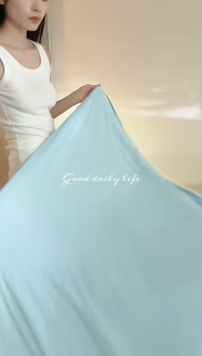 91家纺网 家纺一手货源 找家纺 头等舱 2026新款凉感仿锦氨&针织A类8%绵羊毛双感夏被（模特图） 浅蓝米