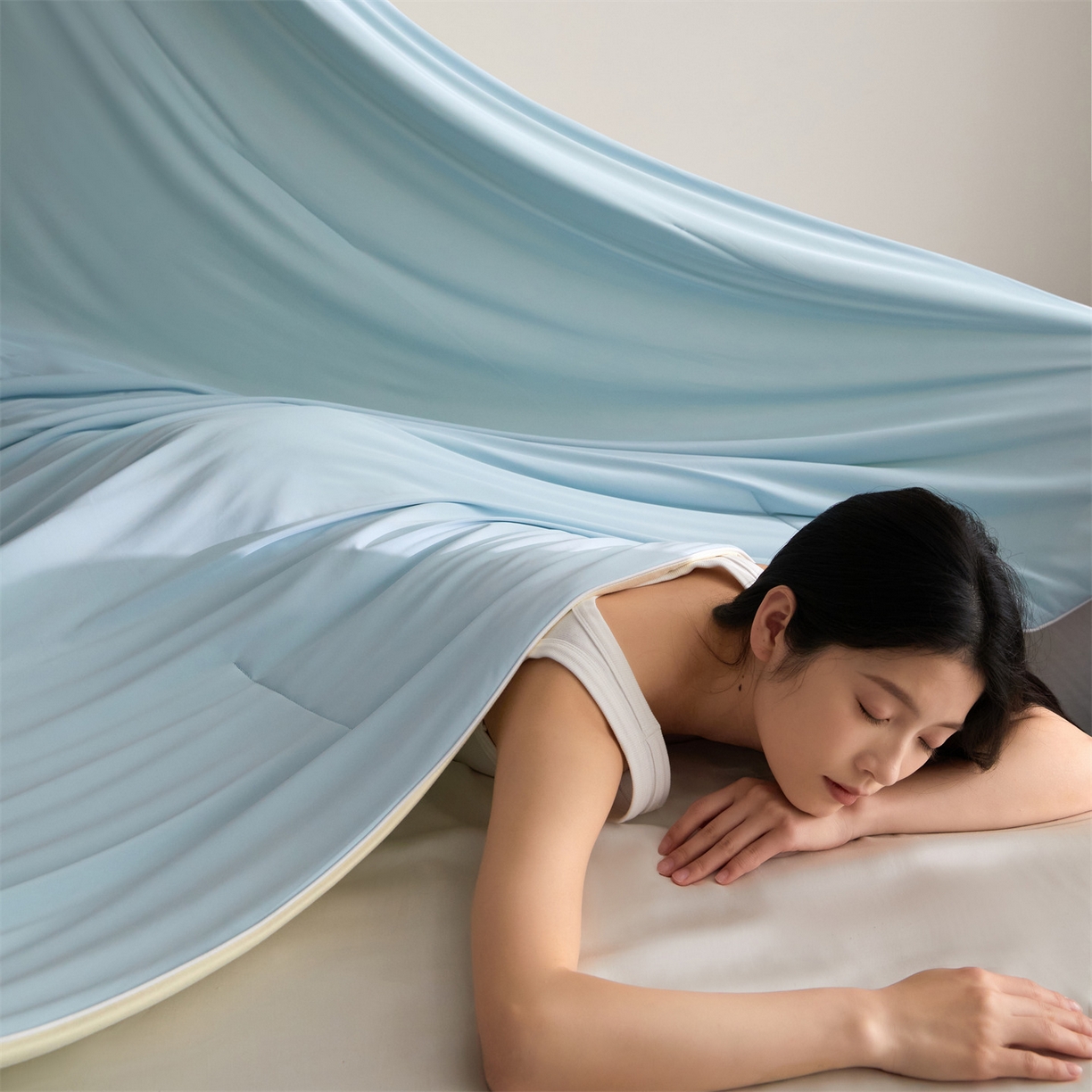 91家纺网 家纺一手货源 找家纺 头等舱 2026新款凉感仿锦氨&针织A类8%绵羊毛双感夏被（模特图） 浅蓝米