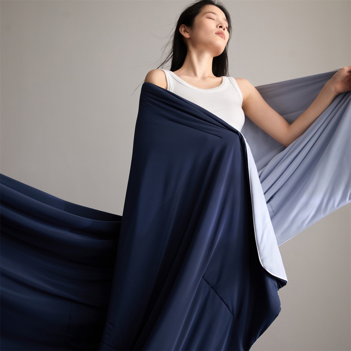 91家纺网 家纺一手货源 找家纺 头等舱 2026新款凉感仿锦氨&针织A类8%绵羊毛双感夏被（模特图） 深蓝