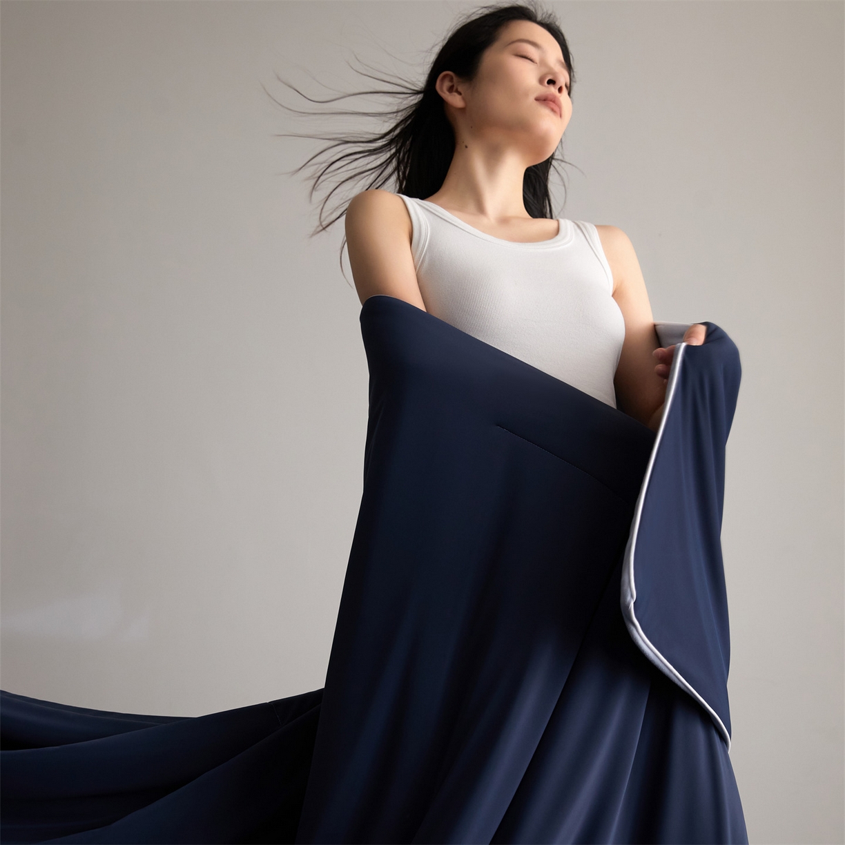 91家纺网 家纺一手货源 找家纺 头等舱 2026新款凉感仿锦氨&针织A类8%绵羊毛双感夏被（模特图） 深蓝