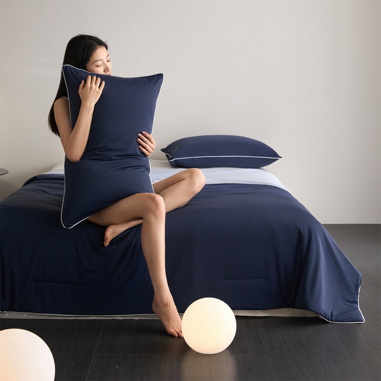 91家纺网 家纺一手货源 找家纺 头等舱 2026新款凉感仿锦氨&针织A类8%绵羊毛双感夏被（模特图） 深蓝