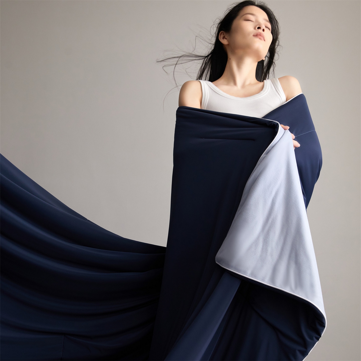 91家纺网 家纺一手货源 找家纺 头等舱 2026新款凉感仿锦氨&针织A类8%绵羊毛双感夏被（模特图） 深蓝