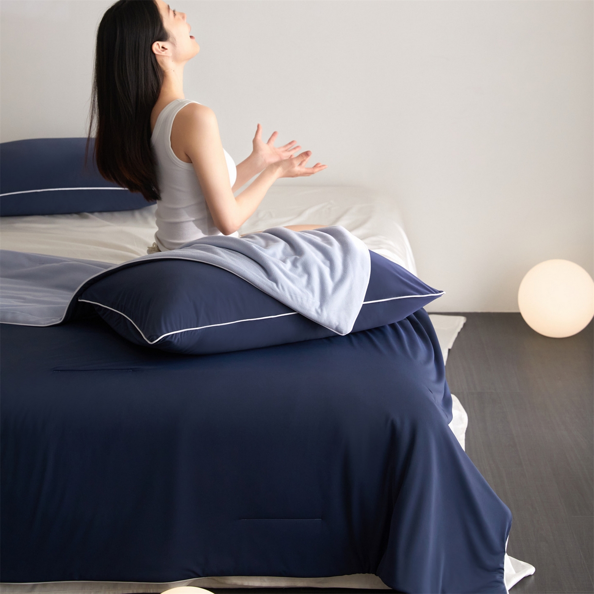 91家纺网 家纺一手货源 找家纺 头等舱 2026新款凉感仿锦氨&针织A类8%绵羊毛双感夏被（模特图） 深蓝