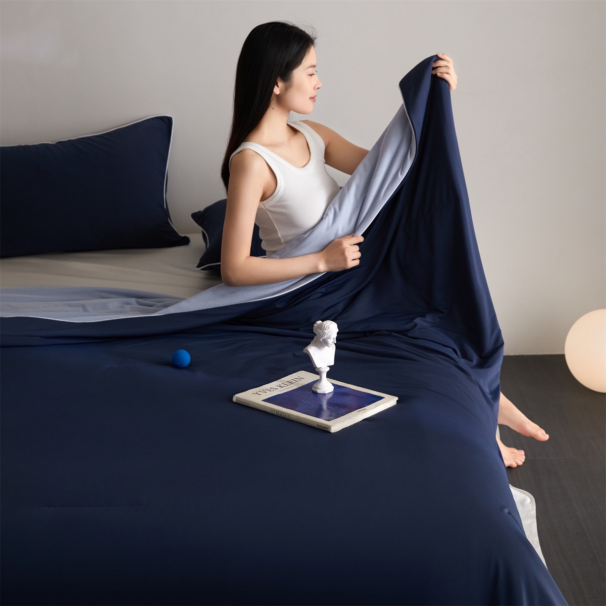 91家纺网 家纺一手货源 找家纺 头等舱 2026新款凉感仿锦氨&针织A类8%绵羊毛双感夏被（模特图） 深蓝