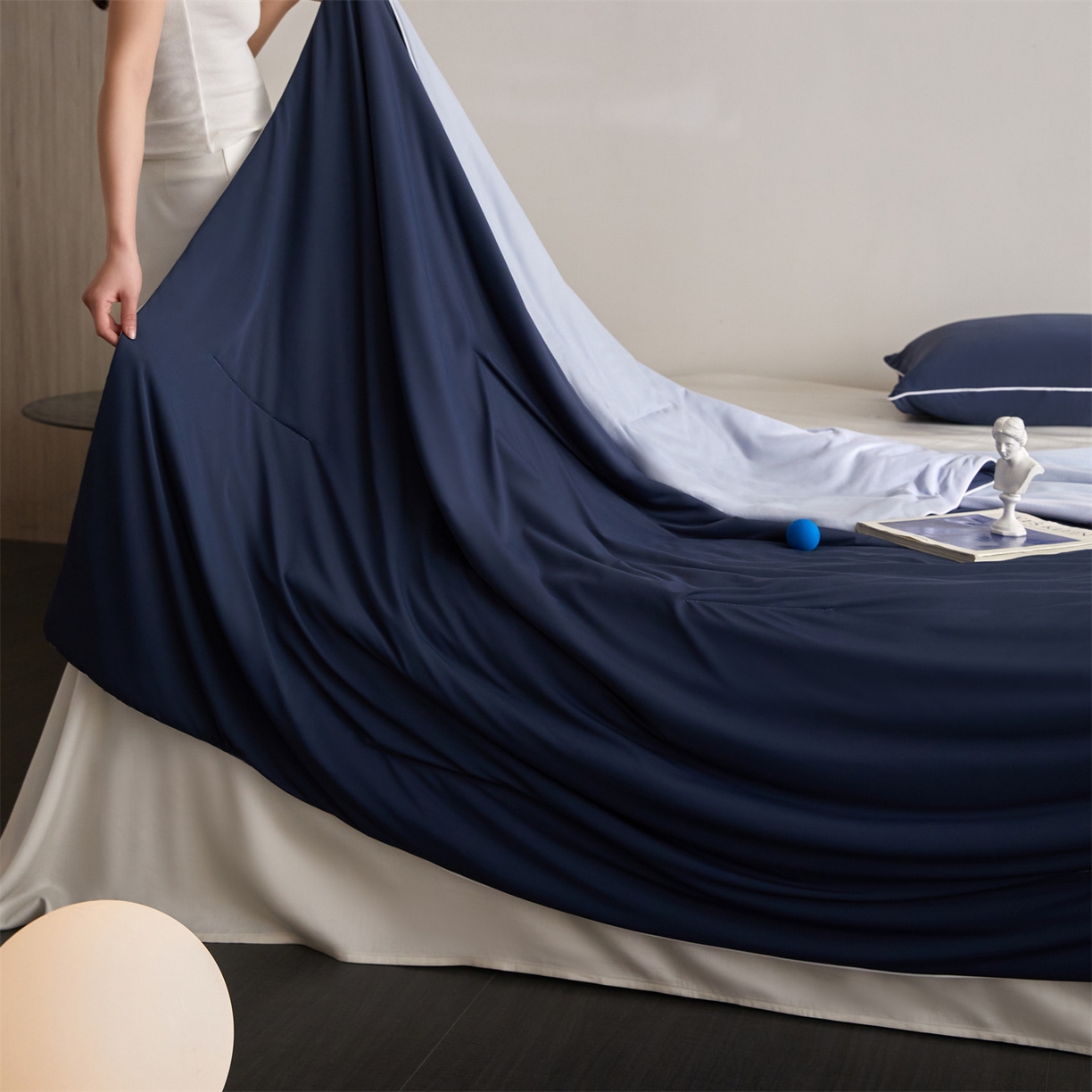 91家纺网 家纺一手货源 找家纺 头等舱 2026新款凉感仿锦氨&针织A类8%绵羊毛双感夏被（模特图） 深蓝