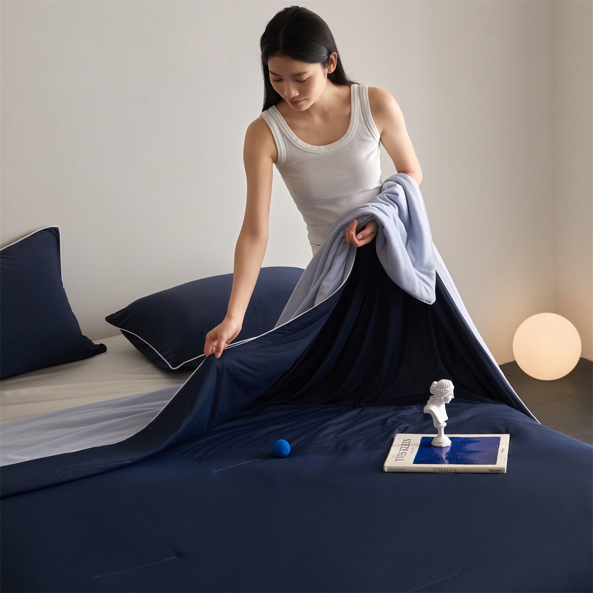 91家纺网 家纺一手货源 找家纺 头等舱 2026新款凉感仿锦氨&针织A类8%绵羊毛双感夏被（模特图） 深蓝