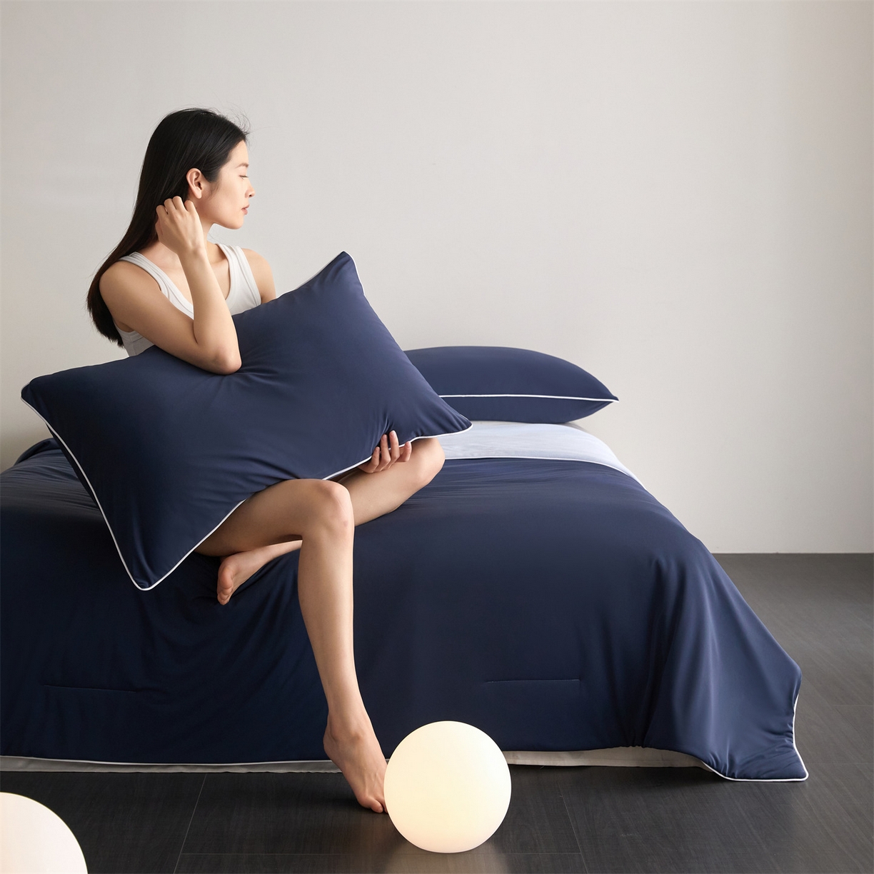 91家纺网 家纺一手货源 找家纺 头等舱 2026新款凉感仿锦氨&针织A类8%绵羊毛双感夏被（模特图） 深蓝