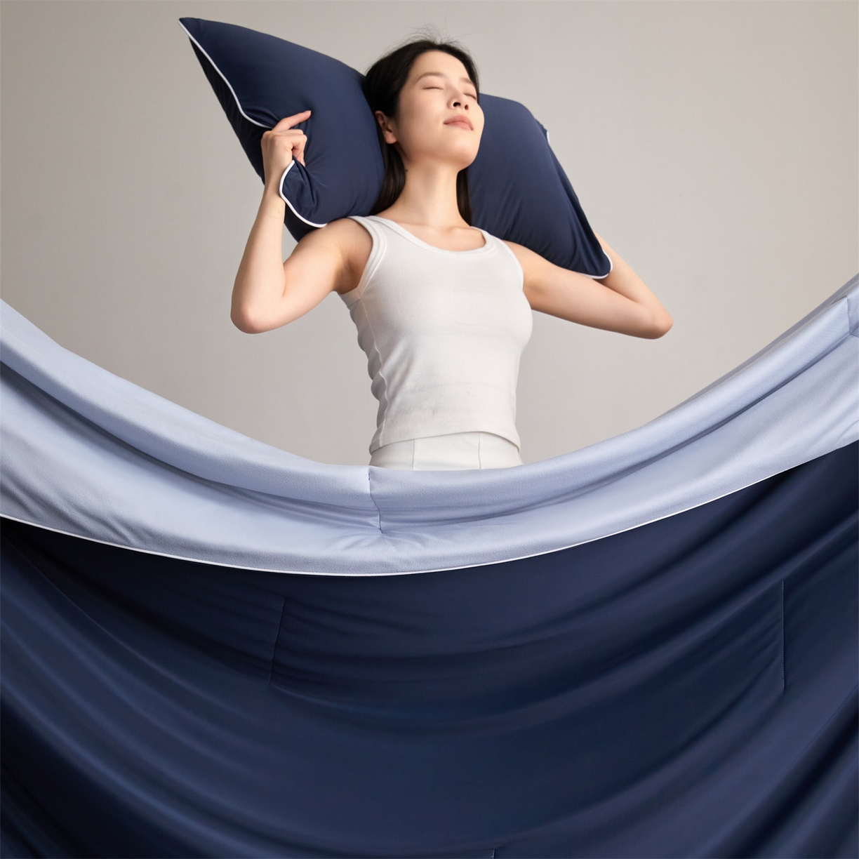 91家纺网 家纺一手货源 找家纺 头等舱 2026新款凉感仿锦氨&针织A类8%绵羊毛双感夏被（模特图） 深蓝