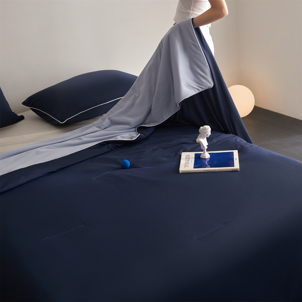 91家纺网 家纺一手货源 找家纺 头等舱 2026新款凉感仿锦氨&针织A类8%绵羊毛双感夏被（模特图） 深蓝