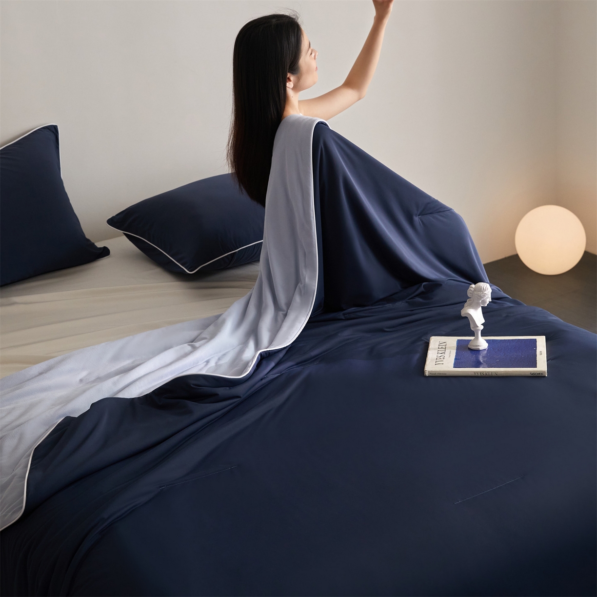 91家纺网 家纺一手货源 找家纺 头等舱 2026新款凉感仿锦氨&针织A类8%绵羊毛双感夏被（模特图） 深蓝