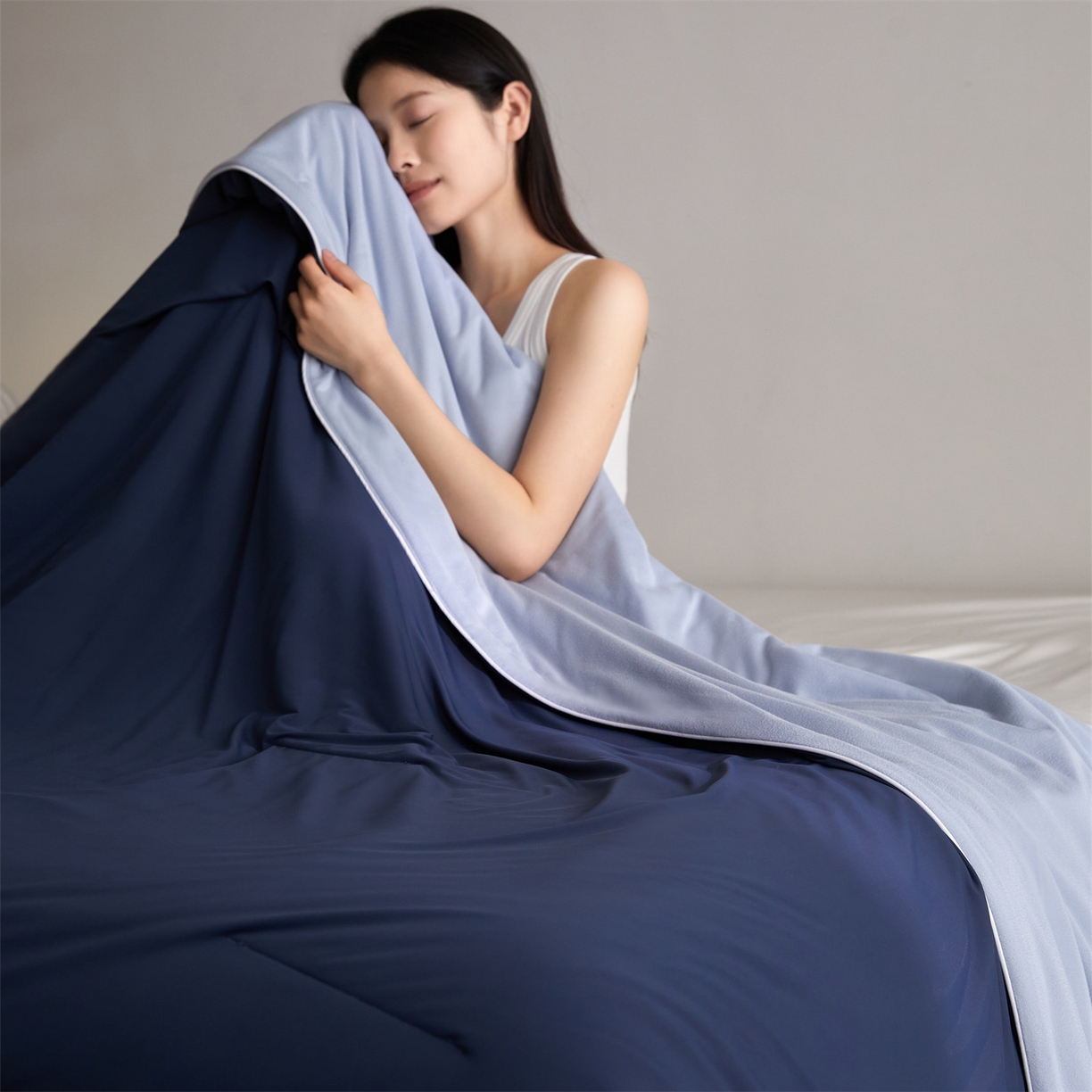 91家纺网 家纺一手货源 找家纺 头等舱 2026新款凉感仿锦氨&针织A类8%绵羊毛双感夏被（模特图） 深蓝