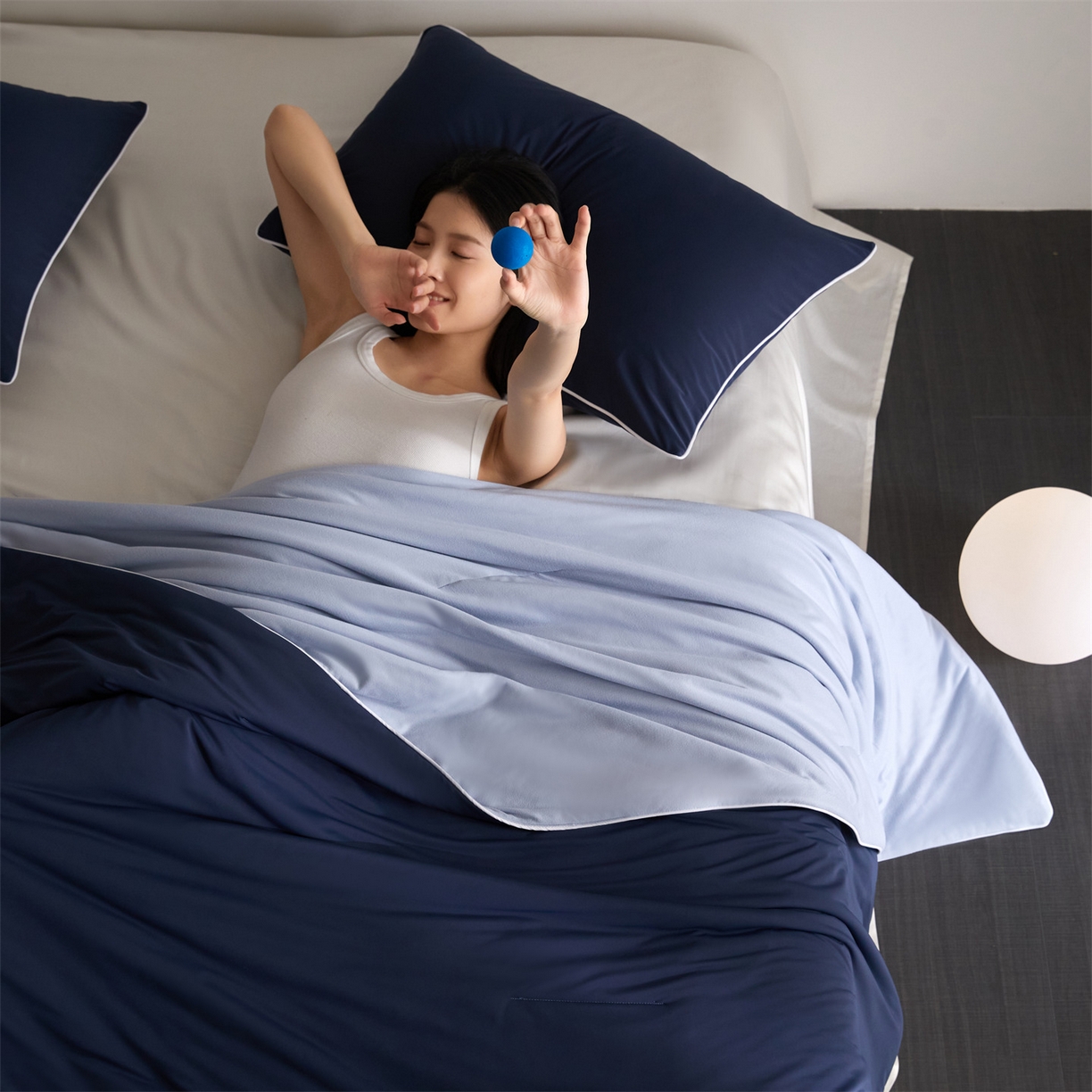 91家纺网 家纺一手货源 找家纺 头等舱 2026新款凉感仿锦氨&针织A类8%绵羊毛双感夏被（模特图） 深蓝