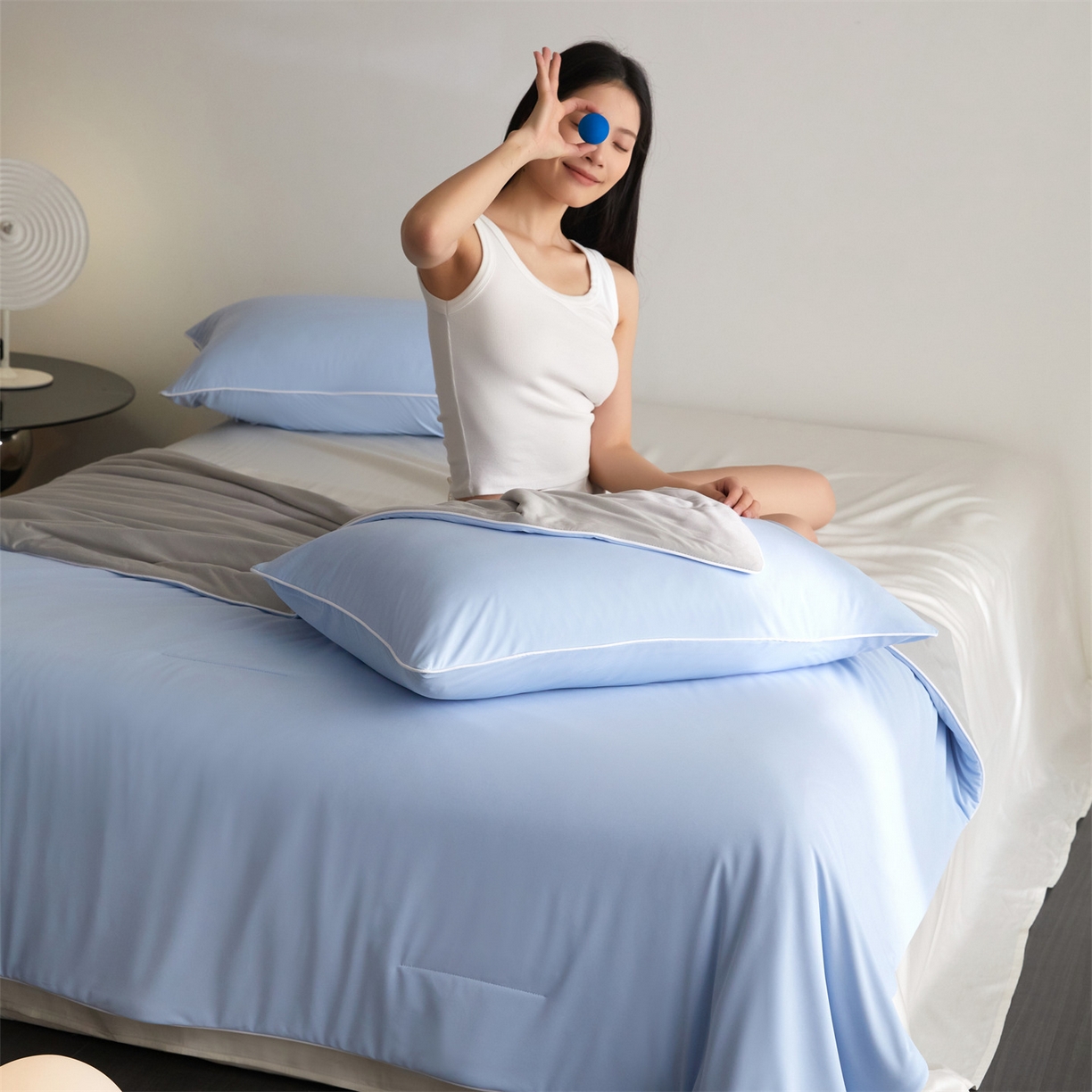 91家纺网 家纺一手货源 找家纺 头等舱 2026新款凉感仿锦氨&针织A类8%绵羊毛双感夏被（模特图） 天空蓝