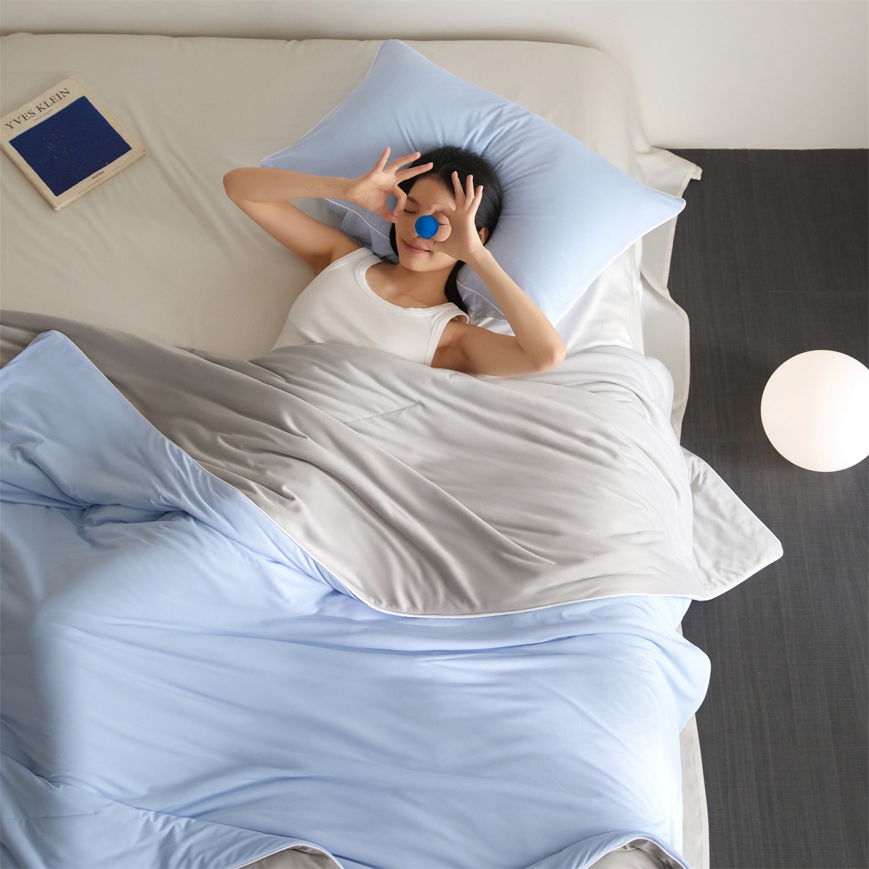 91家纺网 家纺一手货源 找家纺 头等舱 2026新款凉感仿锦氨&针织A类8%绵羊毛双感夏被（模特图） 天空蓝