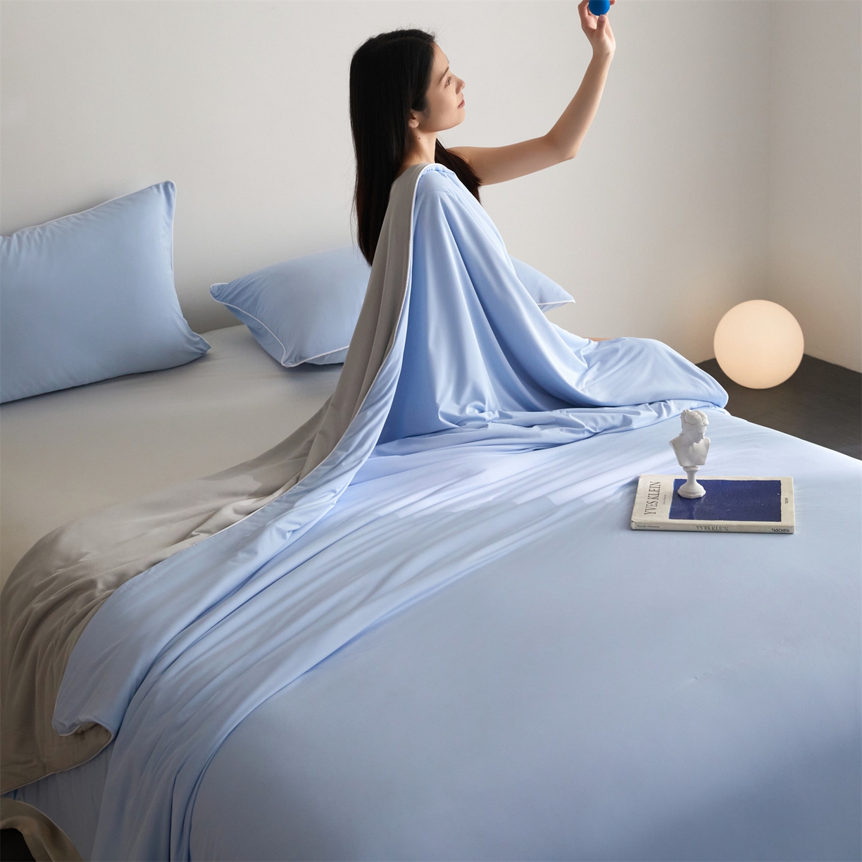 91家纺网 家纺一手货源 找家纺 头等舱 2026新款凉感仿锦氨&针织A类8%绵羊毛双感夏被（模特图） 天空蓝