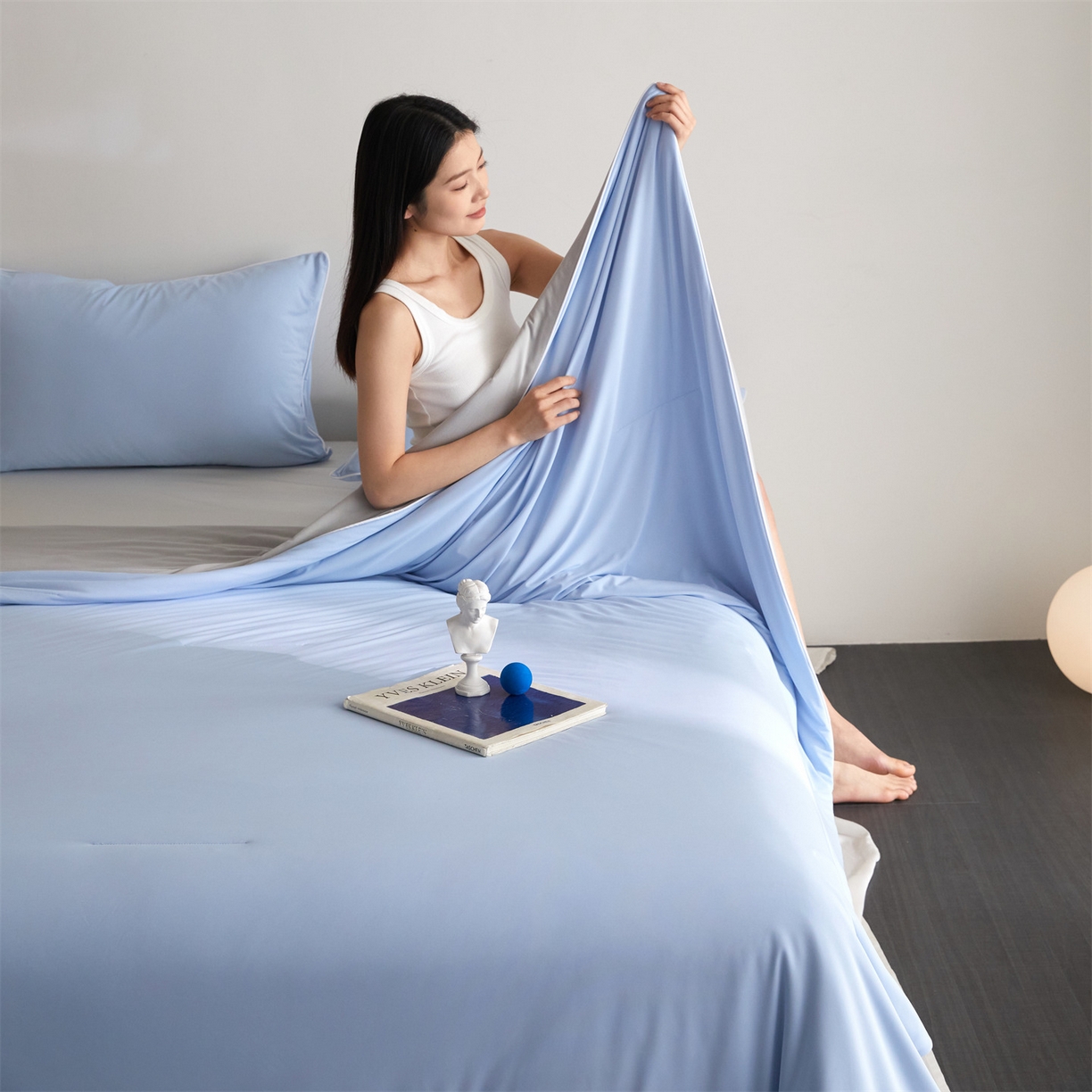 91家纺网 家纺一手货源 找家纺 头等舱 2026新款凉感仿锦氨&针织A类8%绵羊毛双感夏被（模特图） 天空蓝