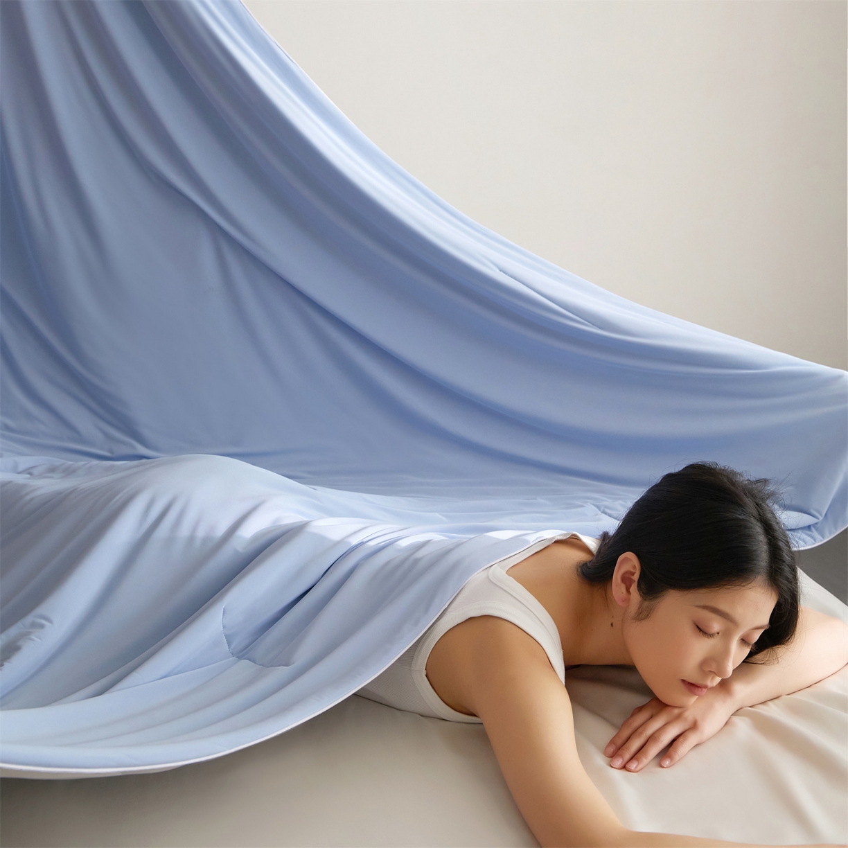 91家纺网 家纺一手货源 找家纺 头等舱 2026新款凉感仿锦氨&针织A类8%绵羊毛双感夏被（模特图） 天空蓝