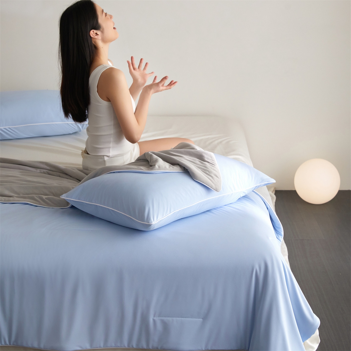 91家纺网 家纺一手货源 找家纺 头等舱 2026新款凉感仿锦氨&针织A类8%绵羊毛双感夏被（模特图） 天空蓝