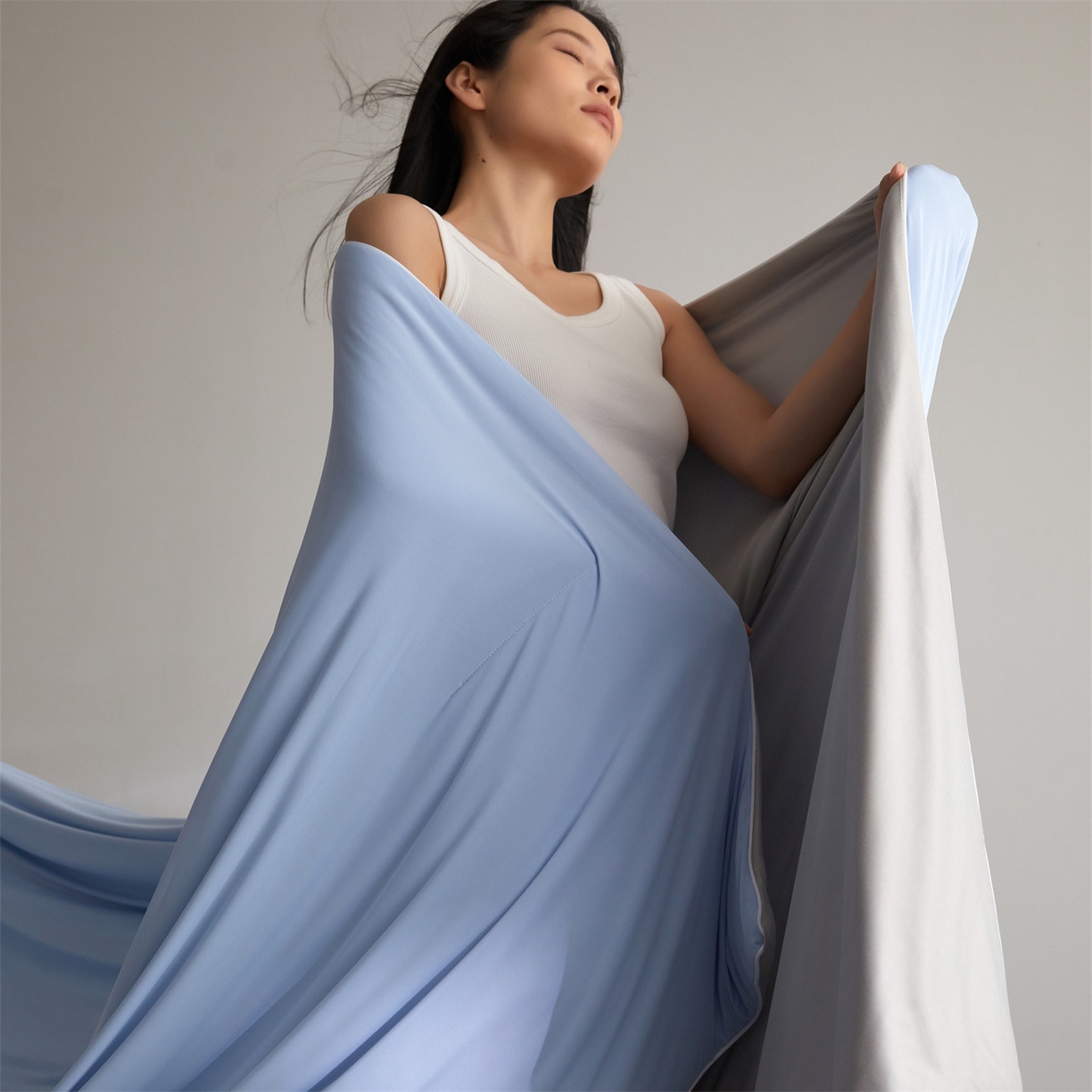 91家纺网 家纺一手货源 找家纺 头等舱 2026新款凉感仿锦氨&针织A类8%绵羊毛双感夏被（模特图） 天空蓝