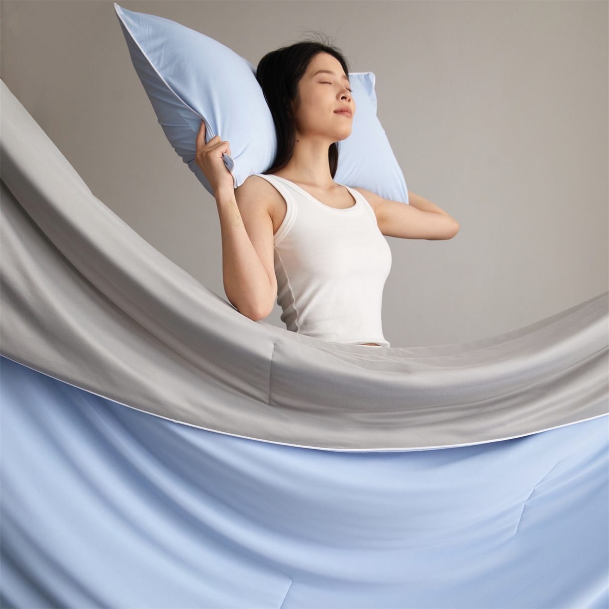 91家纺网 家纺一手货源 找家纺 头等舱 2026新款凉感仿锦氨&针织A类8%绵羊毛双感夏被（模特图） 天空蓝