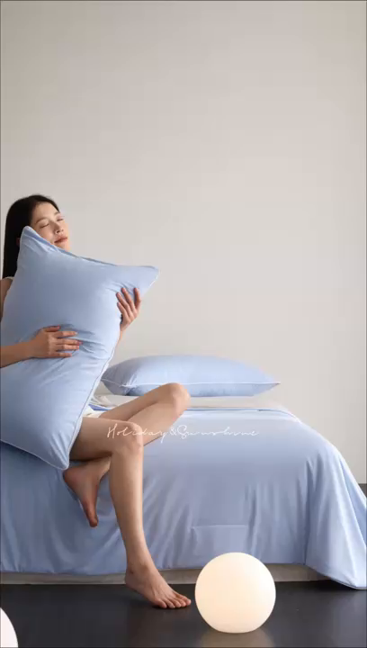 91家纺网 家纺一手货源 找家纺 头等舱 2026新款凉感仿锦氨&针织A类8%绵羊毛双感夏被（模特图） 天空蓝