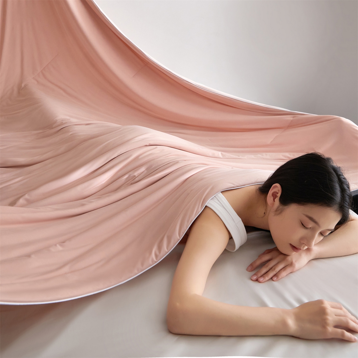 91家纺网 家纺一手货源 找家纺 头等舱 2026新款凉感仿锦氨&针织A类8%绵羊毛双感夏被（模特图） 雅致粉