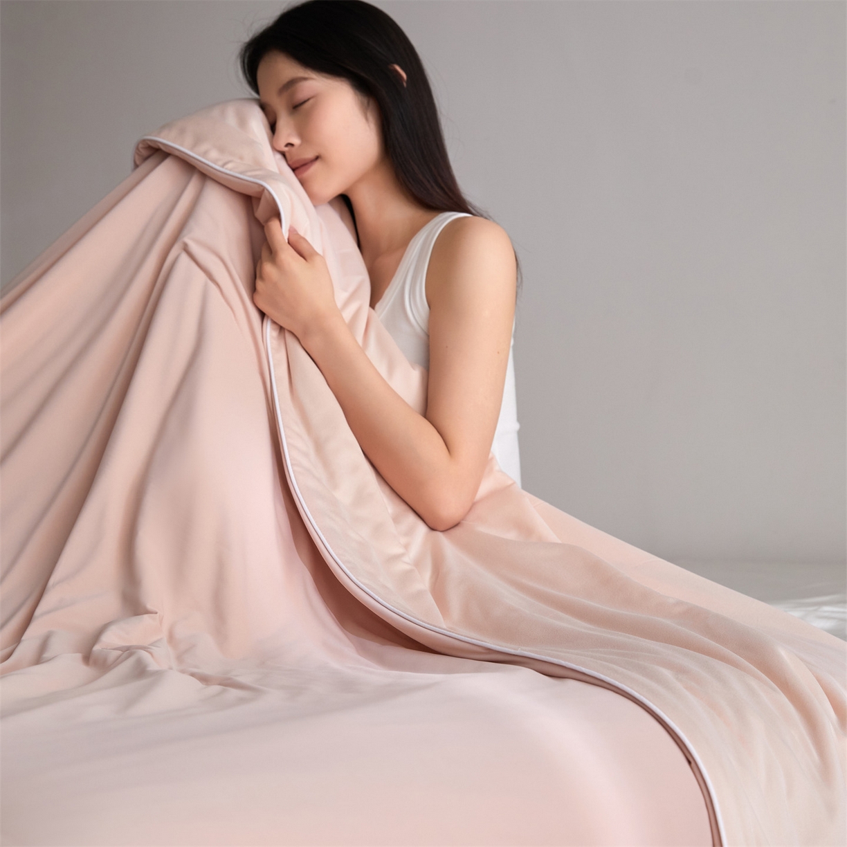 91家纺网 家纺一手货源 找家纺 头等舱 2026新款凉感仿锦氨&针织A类8%绵羊毛双感夏被（模特图） 雅致粉