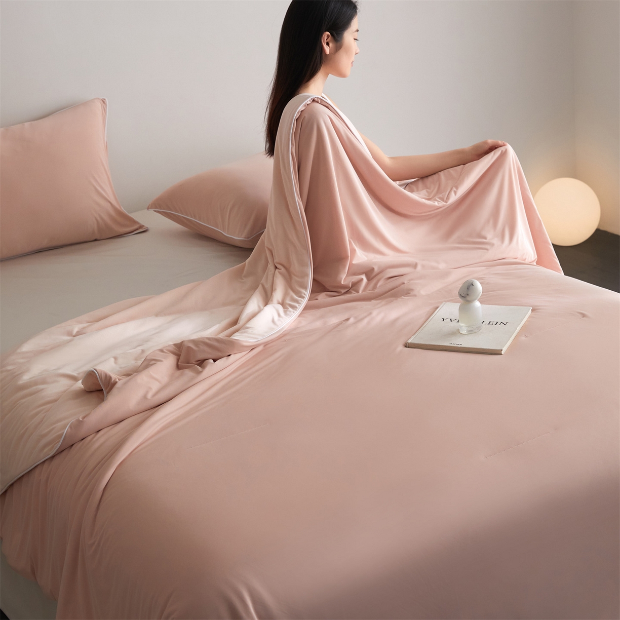 91家纺网 家纺一手货源 找家纺 头等舱 2026新款凉感仿锦氨&针织A类8%绵羊毛双感夏被（模特图） 雅致粉