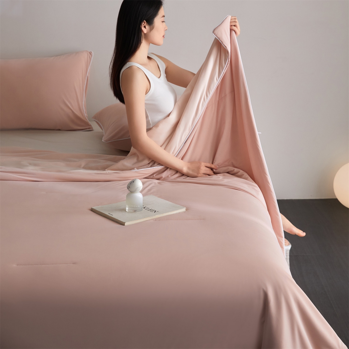 91家纺网 家纺一手货源 找家纺 头等舱 2026新款凉感仿锦氨&针织A类8%绵羊毛双感夏被（模特图） 雅致粉