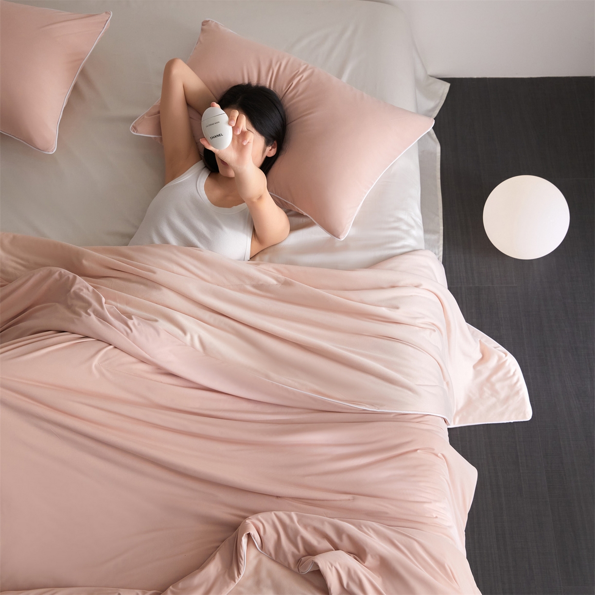 91家纺网 家纺一手货源 找家纺 头等舱 2026新款凉感仿锦氨&针织A类8%绵羊毛双感夏被（模特图） 雅致粉