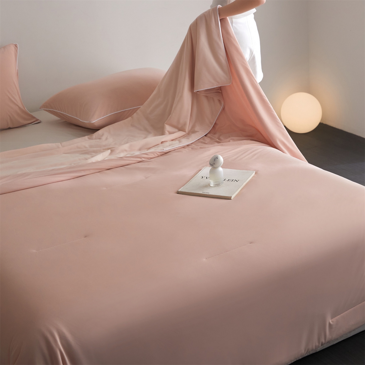 91家纺网 家纺一手货源 找家纺 头等舱 2026新款凉感仿锦氨&针织A类8%绵羊毛双感夏被（模特图） 雅致粉