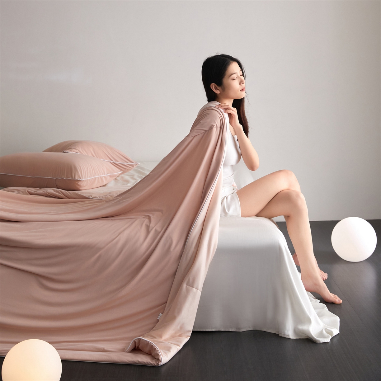 91家纺网 家纺一手货源 找家纺 头等舱 2026新款凉感仿锦氨&针织A类8%绵羊毛双感夏被（模特图） 雅致粉