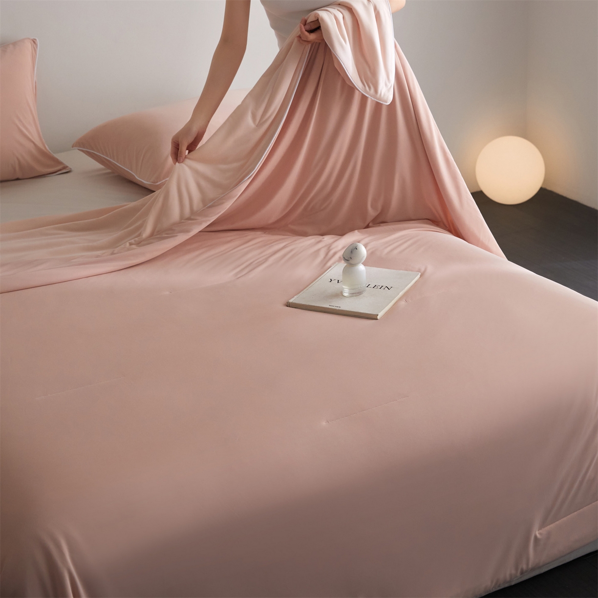 91家纺网 家纺一手货源 找家纺 头等舱 2026新款凉感仿锦氨&针织A类8%绵羊毛双感夏被（模特图） 雅致粉