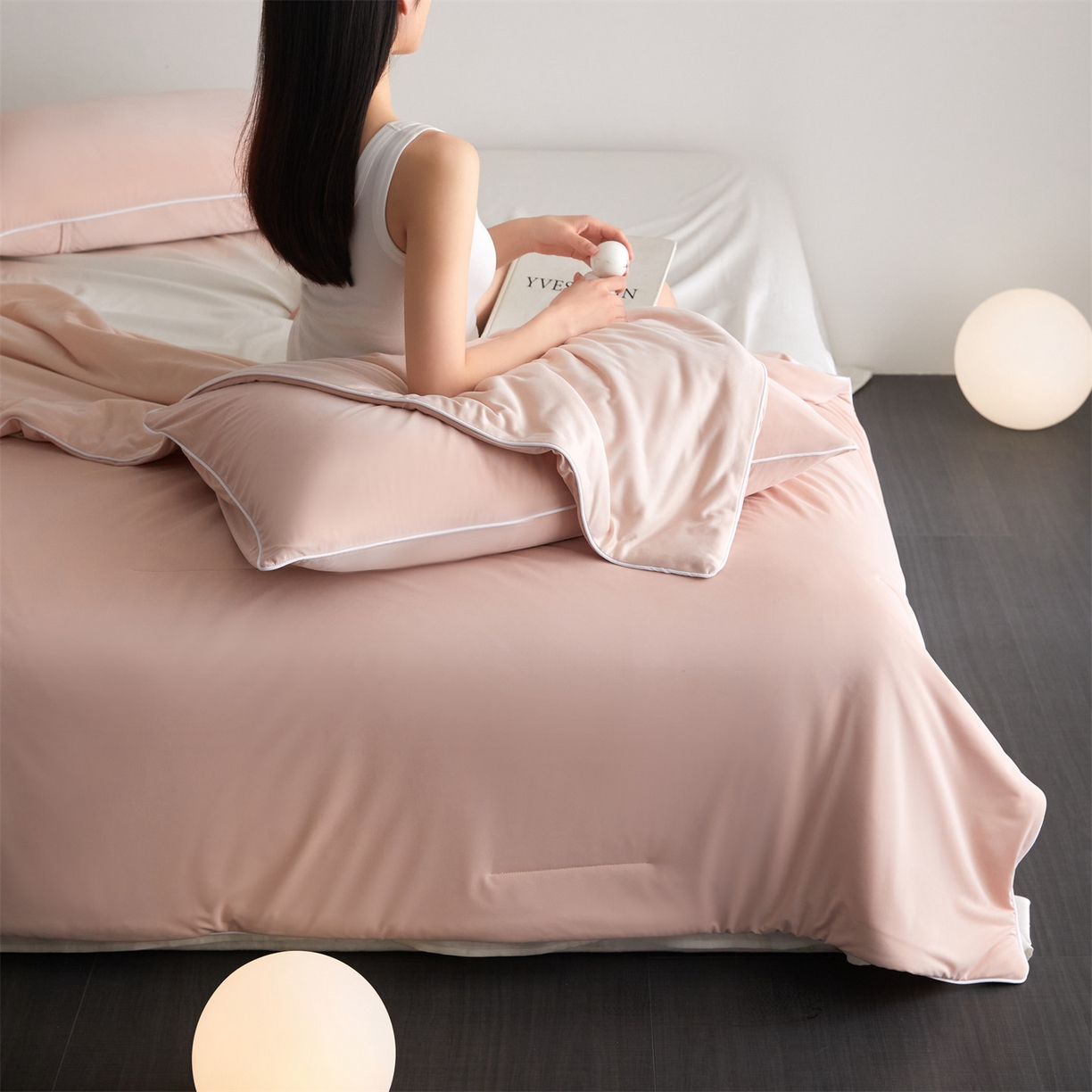 91家纺网 家纺一手货源 找家纺 头等舱 2026新款凉感仿锦氨&针织A类8%绵羊毛双感夏被（模特图） 雅致粉