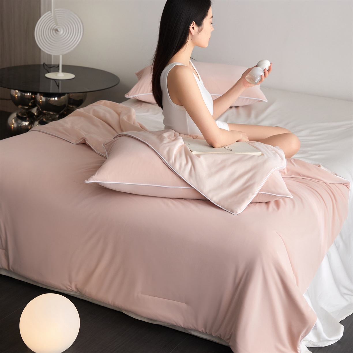 91家纺网 家纺一手货源 找家纺 头等舱 2026新款凉感仿锦氨&针织A类8%绵羊毛双感夏被（模特图） 雅致粉