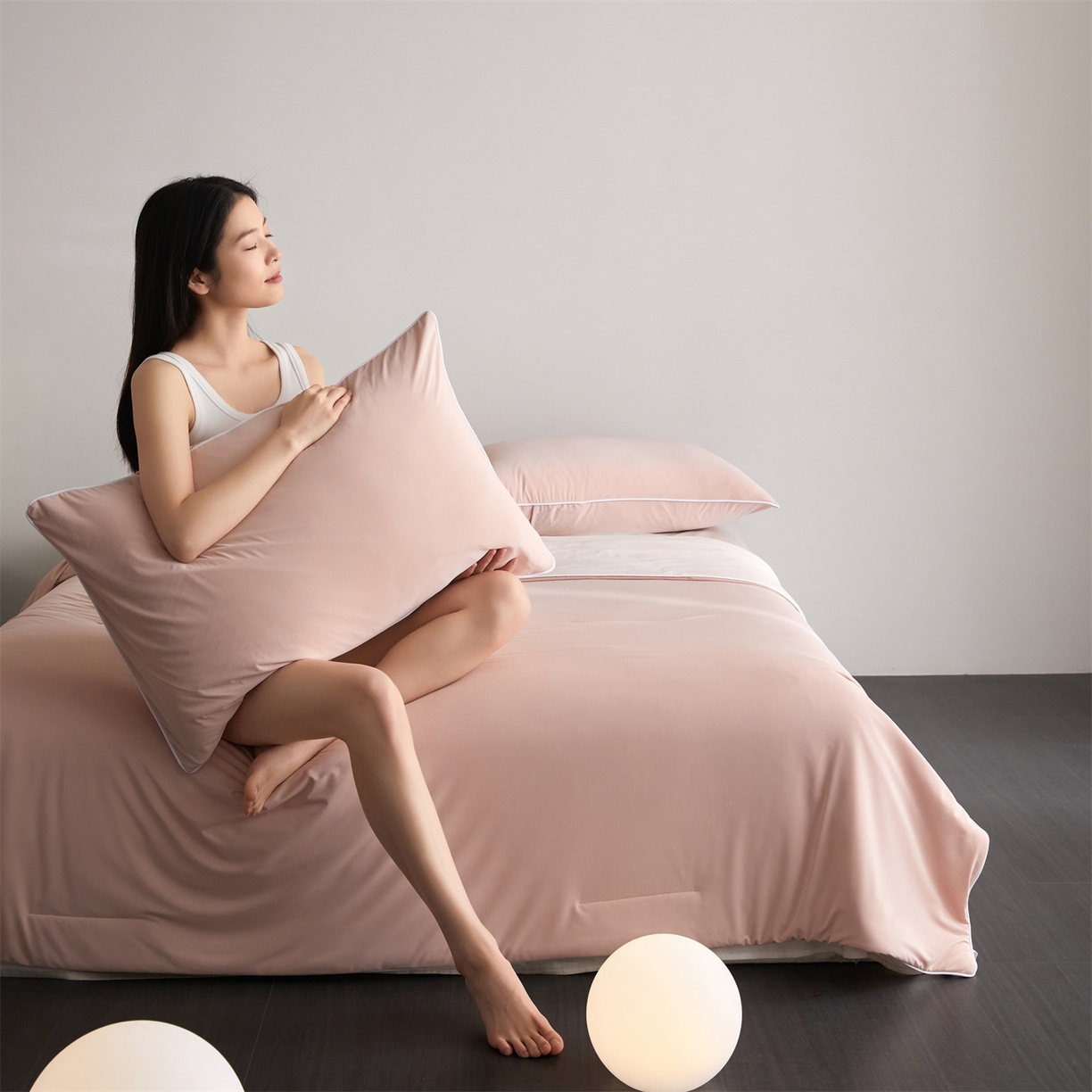 91家纺网 家纺一手货源 找家纺 头等舱 2026新款凉感仿锦氨&针织A类8%绵羊毛双感夏被（模特图） 雅致粉