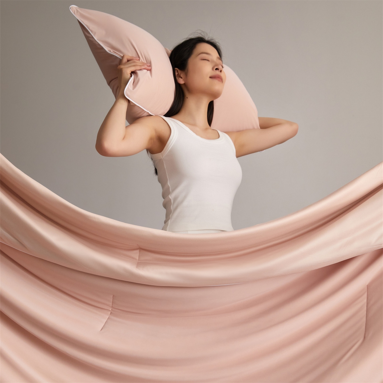 91家纺网 家纺一手货源 找家纺 头等舱 2026新款凉感仿锦氨&针织A类8%绵羊毛双感夏被（模特图） 雅致粉