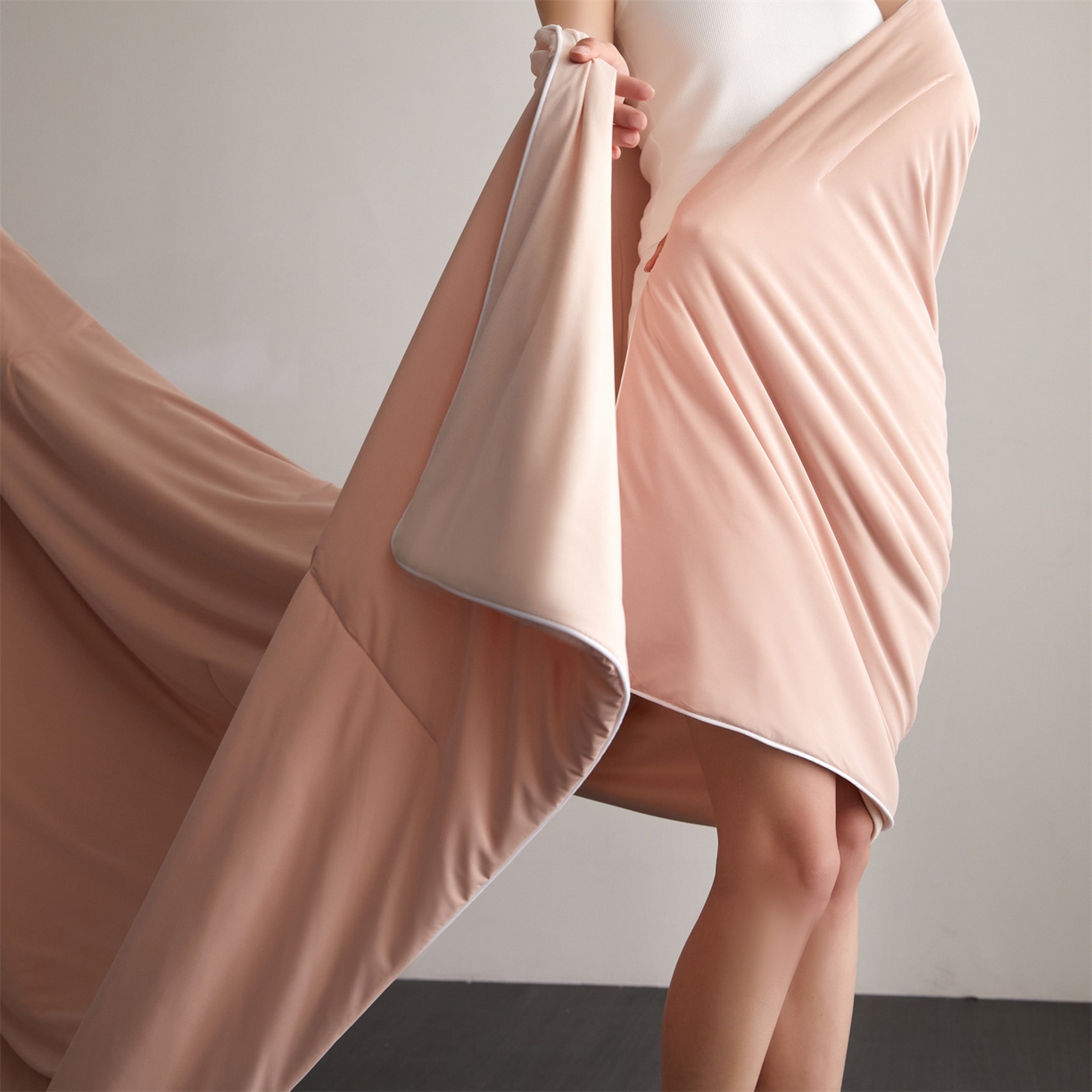 91家纺网 家纺一手货源 找家纺 头等舱 2026新款凉感仿锦氨&针织A类8%绵羊毛双感夏被（模特图） 雅致粉