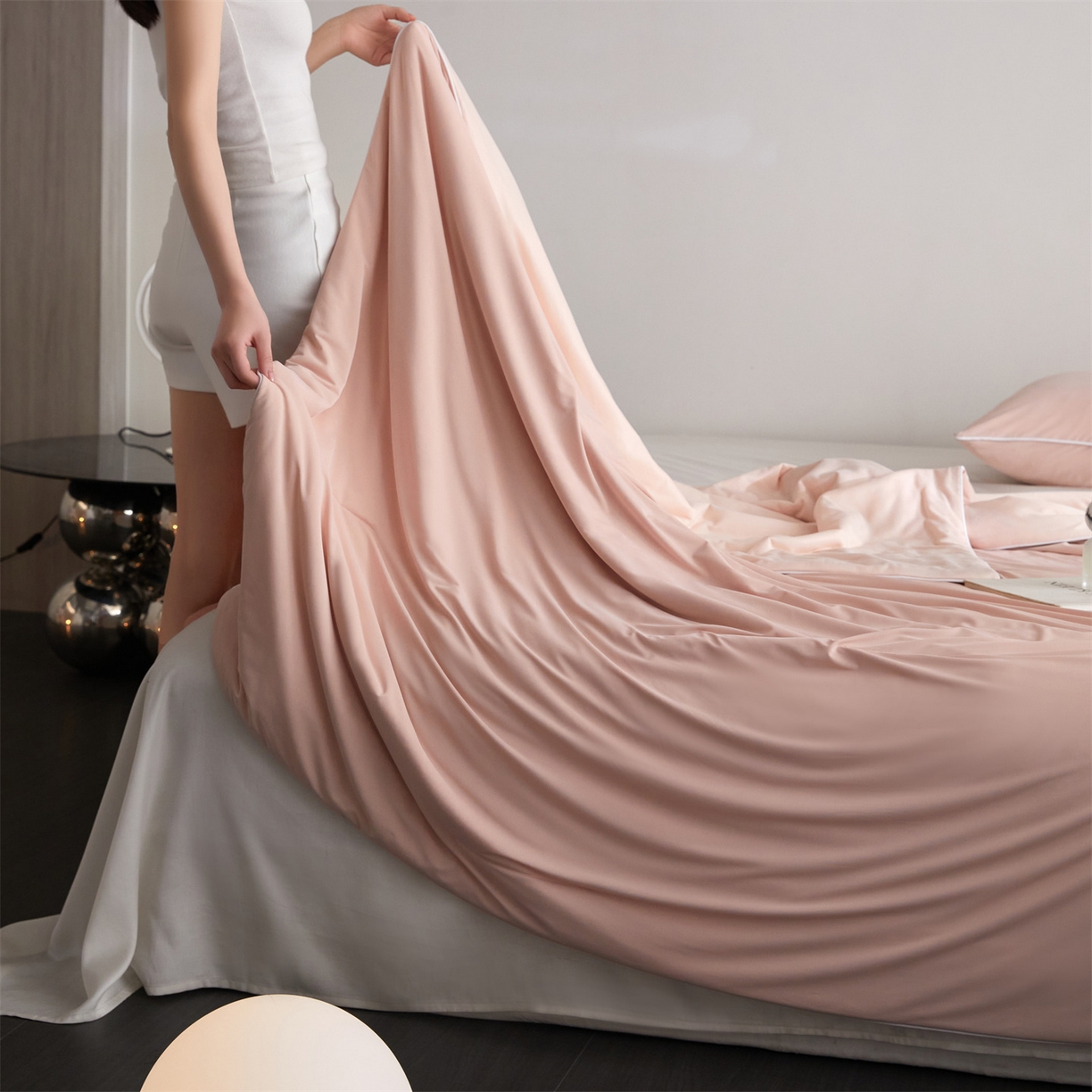 91家纺网 家纺一手货源 找家纺 头等舱 2026新款凉感仿锦氨&针织A类8%绵羊毛双感夏被（模特图） 雅致粉