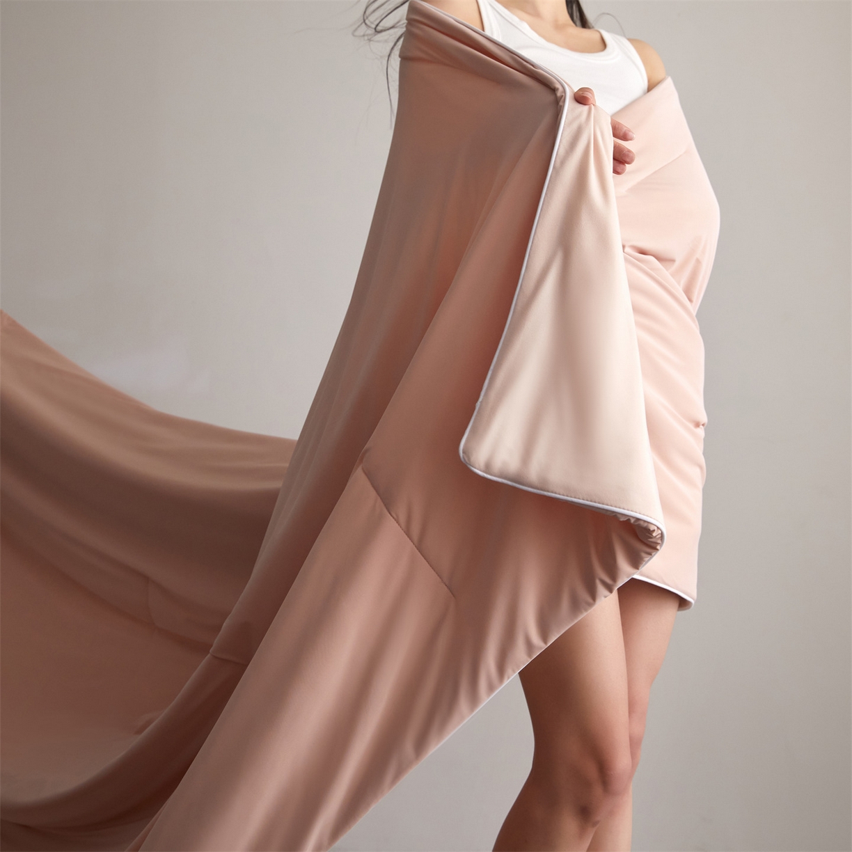 91家纺网 家纺一手货源 找家纺 头等舱 2026新款凉感仿锦氨&针织A类8%绵羊毛双感夏被（模特图） 雅致粉