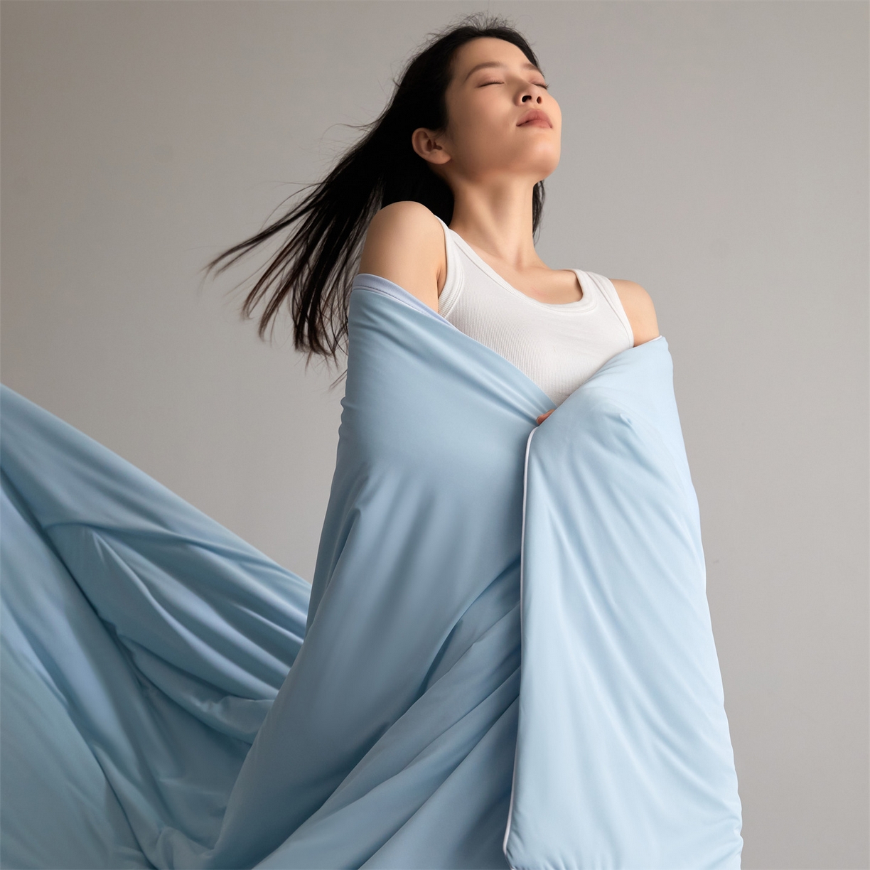 91家纺网 家纺一手货源 找家纺 头等舱 2026新款凉感仿锦氨&针织A类8%绵羊毛双感夏被（模特图） 优雅蓝