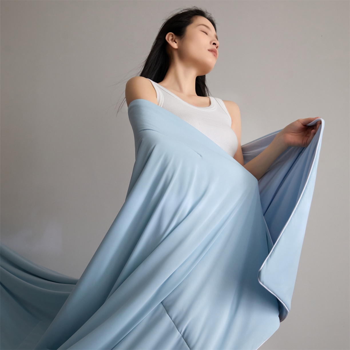 91家纺网 家纺一手货源 找家纺 头等舱 2026新款凉感仿锦氨&针织A类8%绵羊毛双感夏被（模特图） 优雅蓝