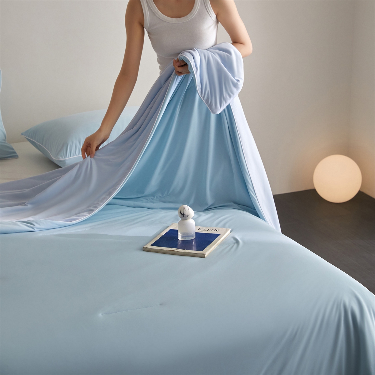 91家纺网 家纺一手货源 找家纺 头等舱 2026新款凉感仿锦氨&针织A类8%绵羊毛双感夏被（模特图） 优雅蓝