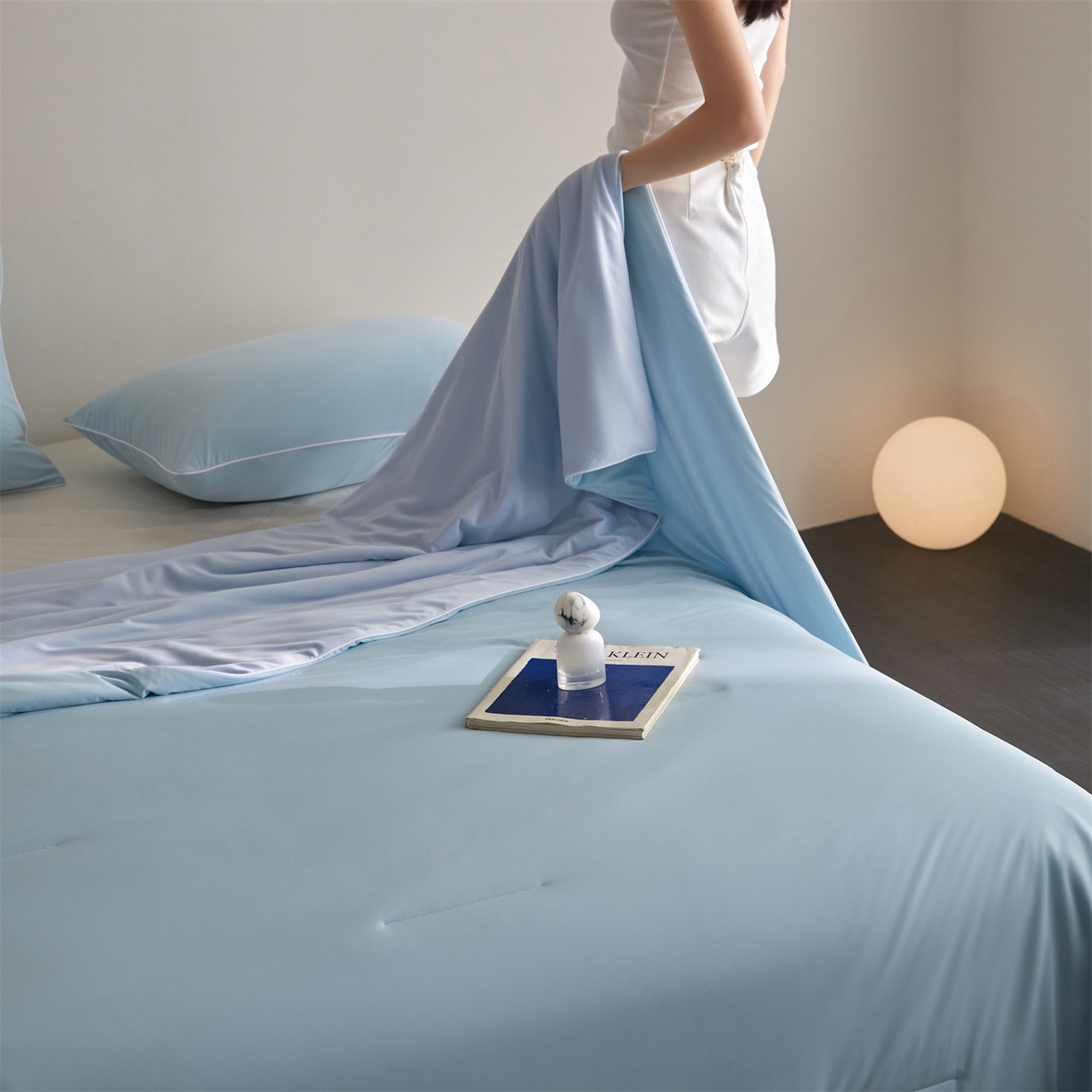 91家纺网 家纺一手货源 找家纺 头等舱 2026新款凉感仿锦氨&针织A类8%绵羊毛双感夏被（模特图） 优雅蓝