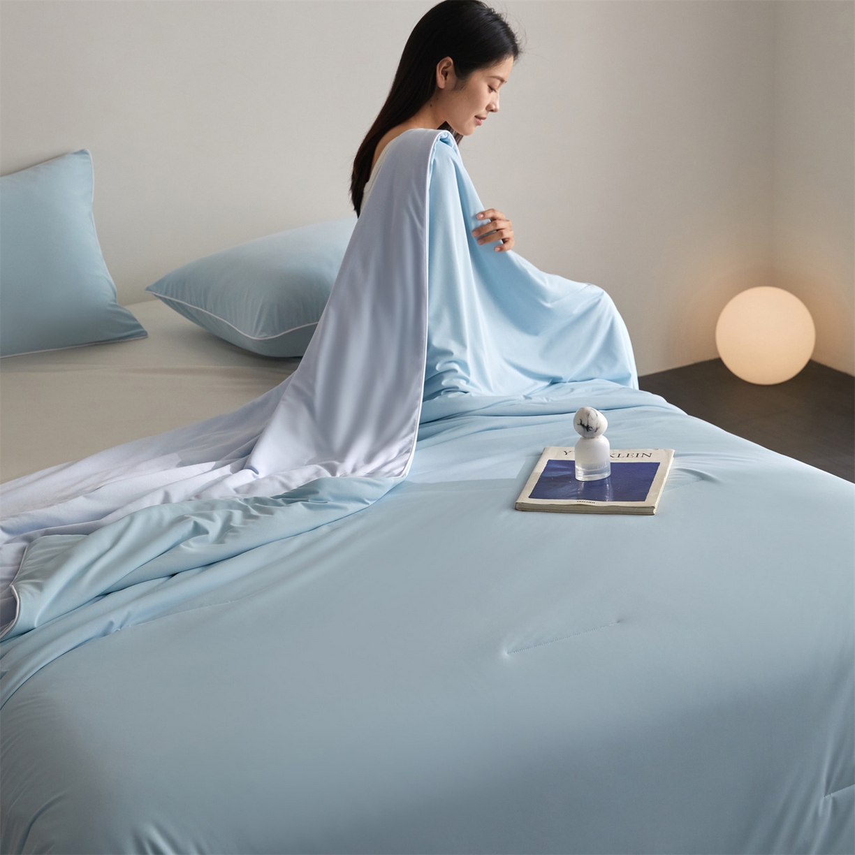 91家纺网 家纺一手货源 找家纺 头等舱 2026新款凉感仿锦氨&针织A类8%绵羊毛双感夏被（模特图） 优雅蓝