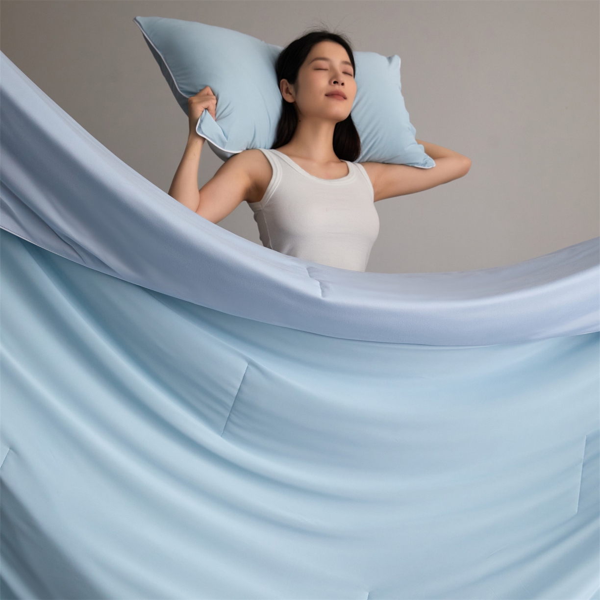 91家纺网 家纺一手货源 找家纺 头等舱 2026新款凉感仿锦氨&针织A类8%绵羊毛双感夏被（模特图） 优雅蓝