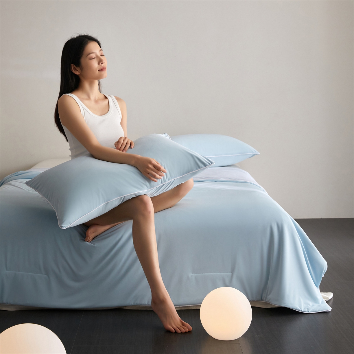 91家纺网 家纺一手货源 找家纺 头等舱 2026新款凉感仿锦氨&针织A类8%绵羊毛双感夏被（模特图） 优雅蓝