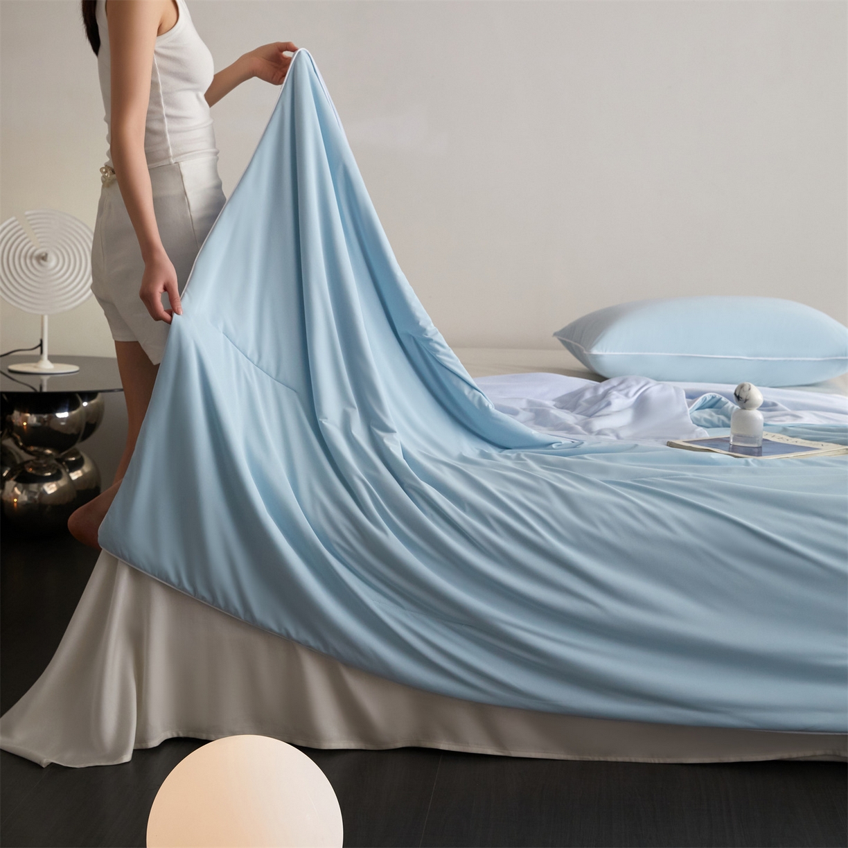 91家纺网 家纺一手货源 找家纺 头等舱 2026新款凉感仿锦氨&针织A类8%绵羊毛双感夏被（模特图） 优雅蓝