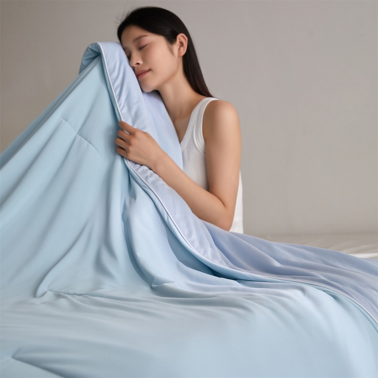 91家纺网 家纺一手货源 找家纺 头等舱 2026新款凉感仿锦氨&针织A类8%绵羊毛双感夏被（模特图） 优雅蓝